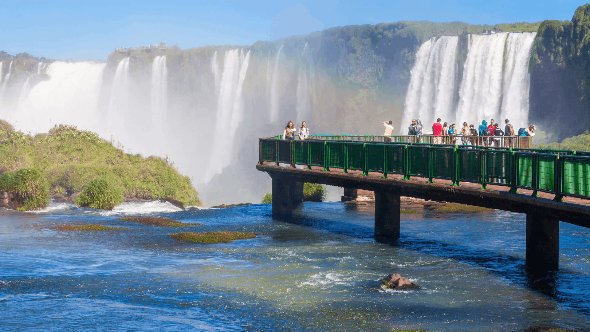 Cataratas do Iguaçu em meio à vegetação